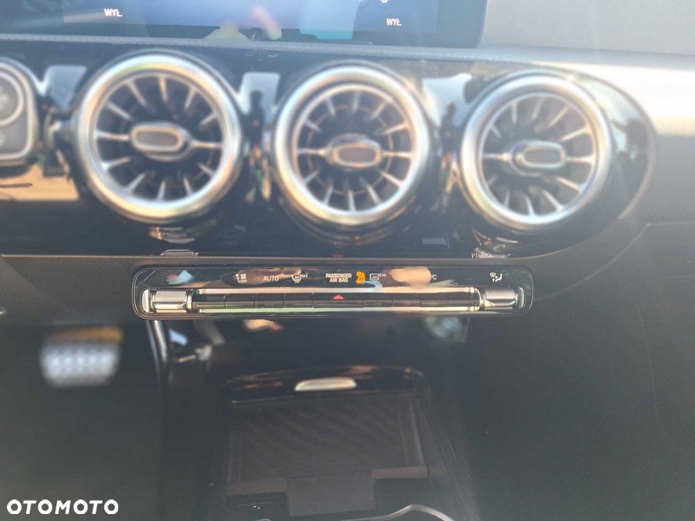 Mercedes-Benz CLA 200 AMG Line 7G-DCT - 22