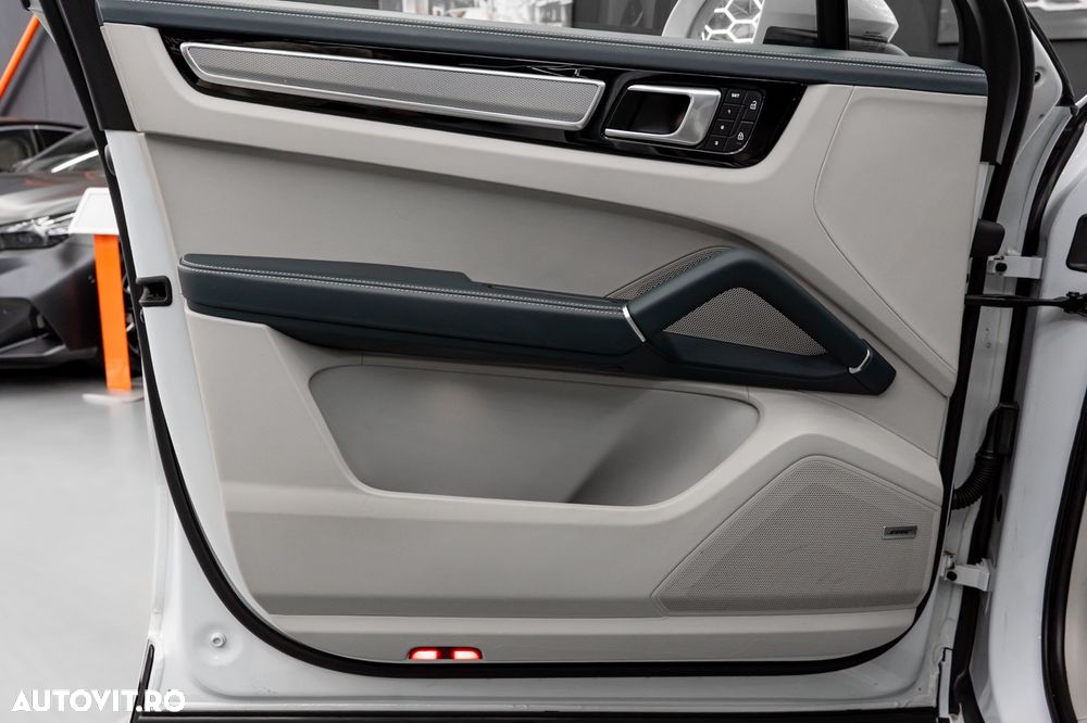 Porsche Cayenne Coupe Tiptronic S Platinum Edition - 38