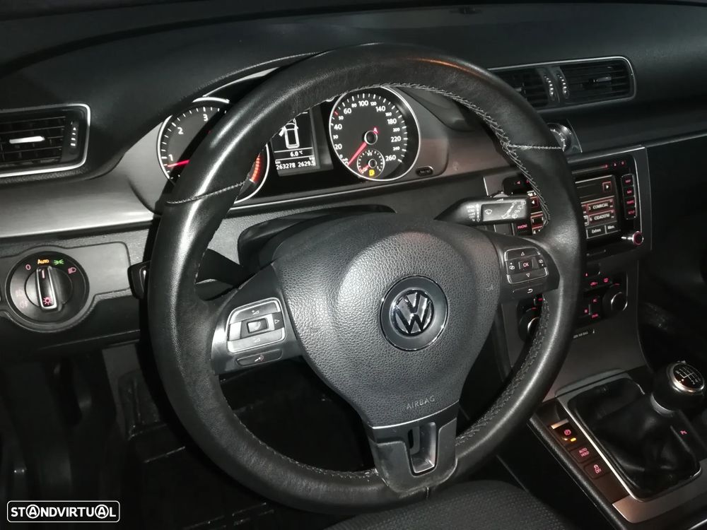 VW Passat Variant 1.6 TDI DPF BlueMotion Highline - 11