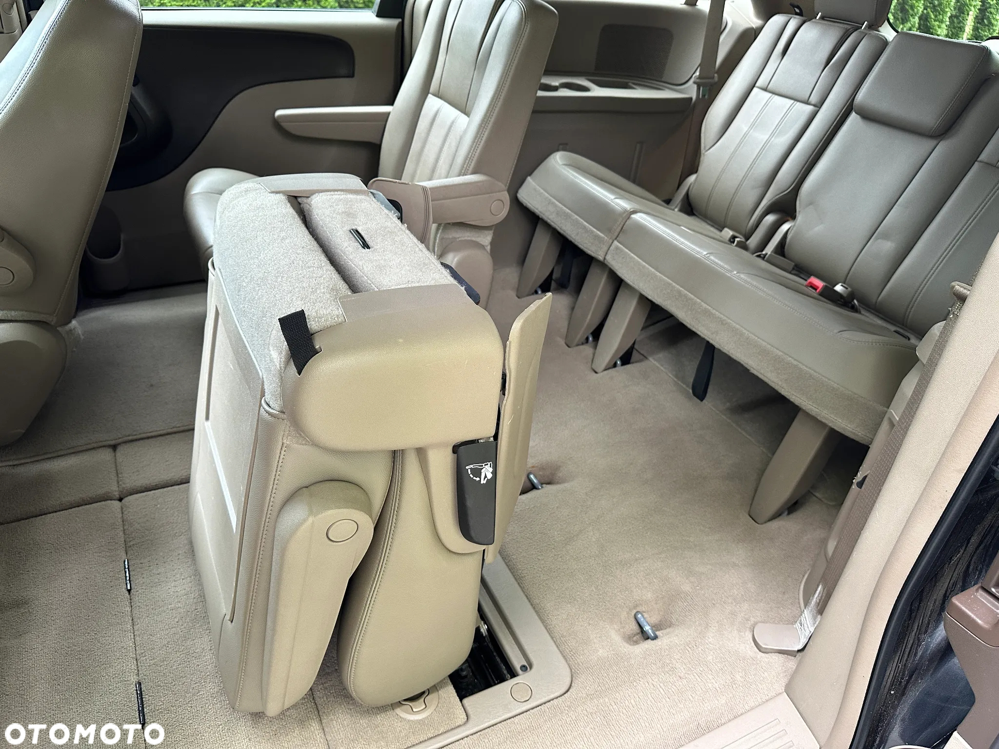 Chrysler Town & Country - 38