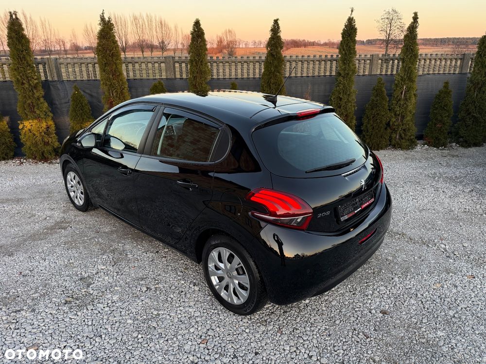 Peugeot 208 - 8