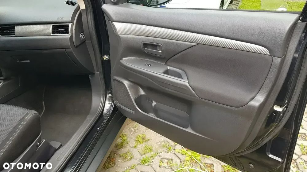 Mitsubishi Outlander 2.0 Invite + 2WD - 18