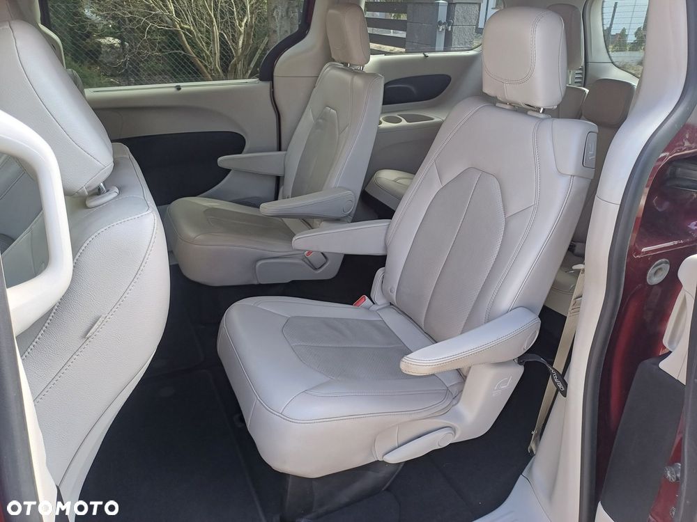 Chrysler Pacifica - 17