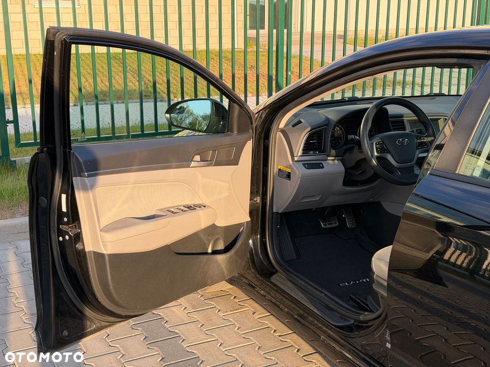 Hyundai Elantra - 24
