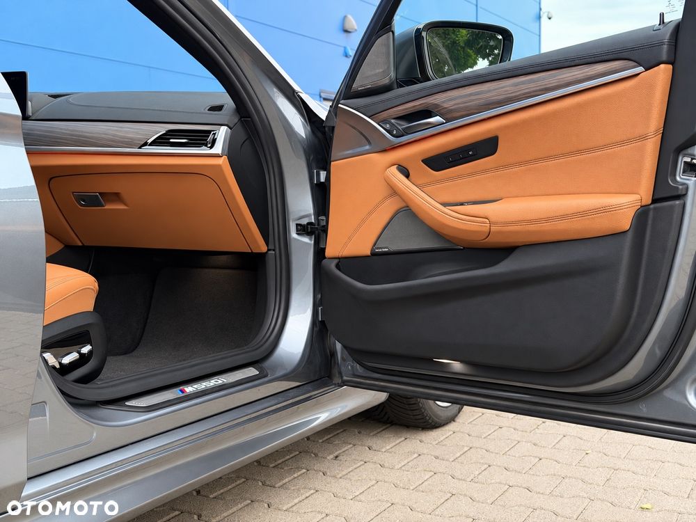 BMW Seria 5 M550i xDrive - 31