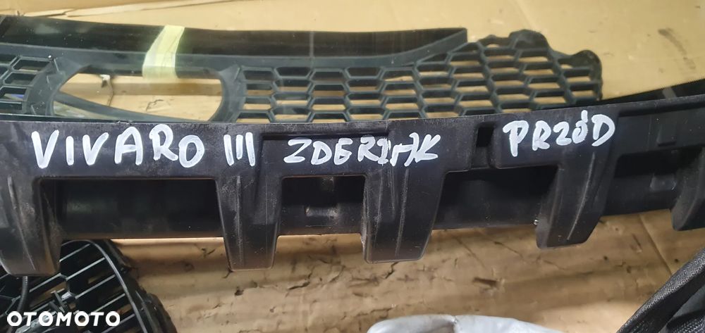 Kratka zderzaka środkowa przód Opel Vivaro B Trafic III 93868858 622543504R - 7