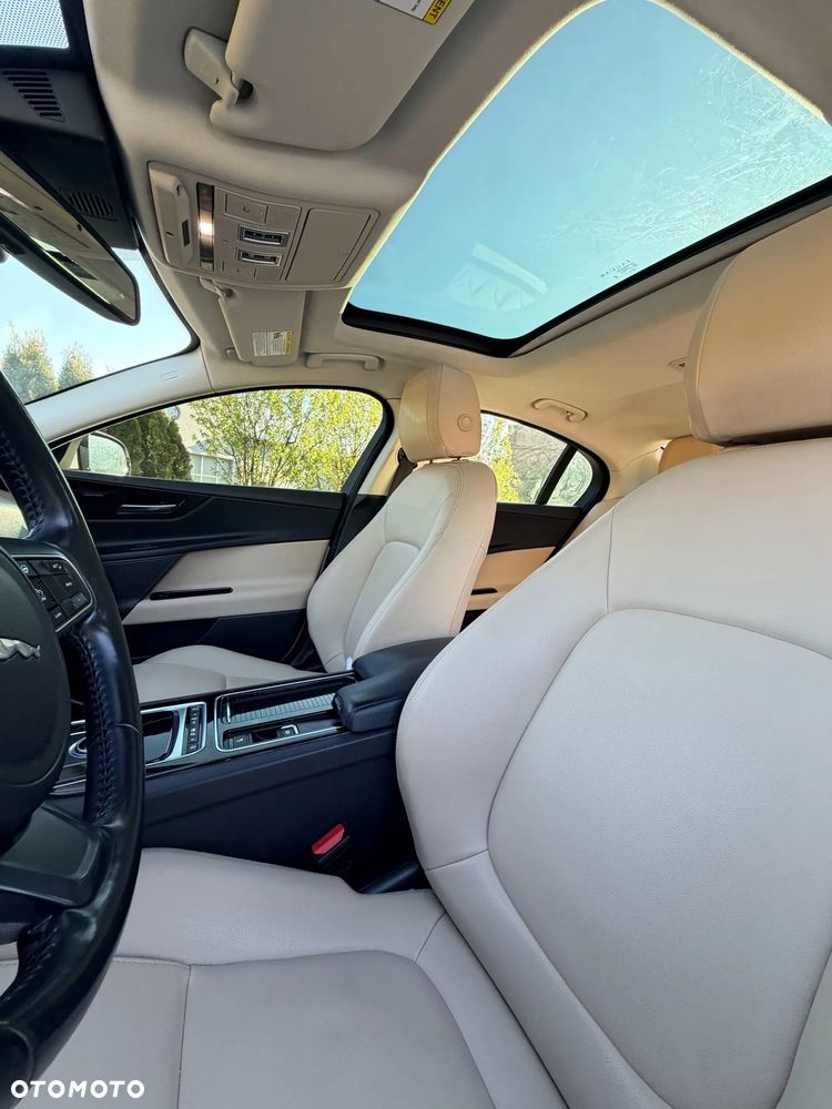 Jaguar XE 25t AWD Prestige - 19