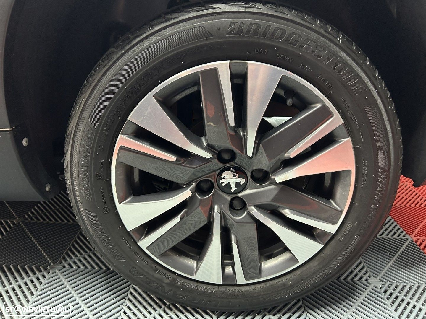 Peugeot 2008 1.2 PureTech Allure EAT6 - 17