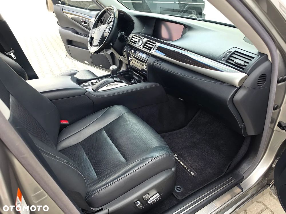 Lexus LS 460 AWD - 11