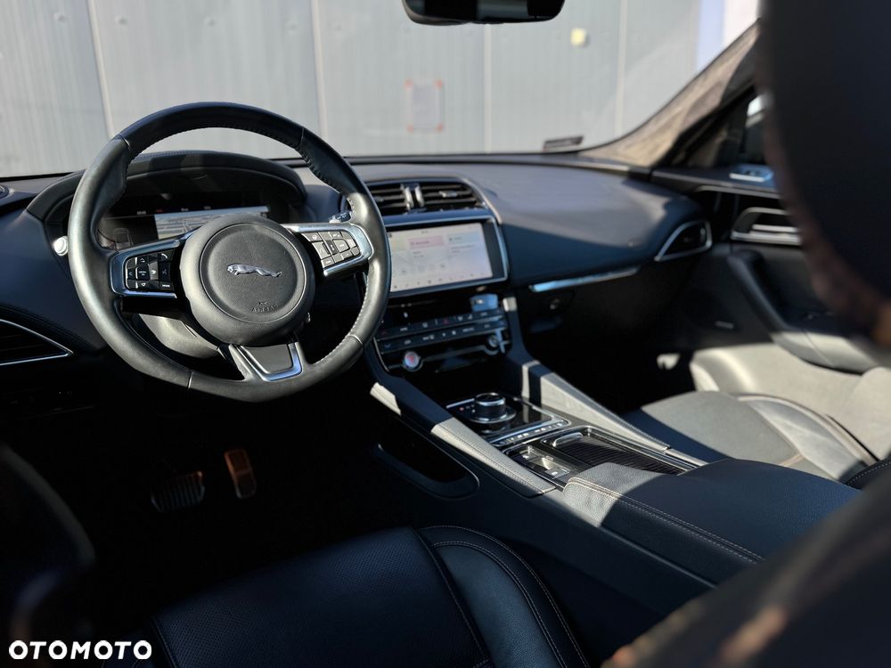 Jaguar F-Pace 30t AWD Prestige - 31