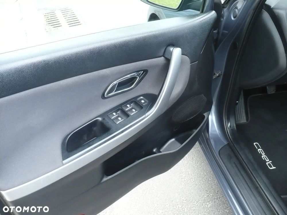 Kia Ceed 1.6 GDI Dream-Team Edition - 12