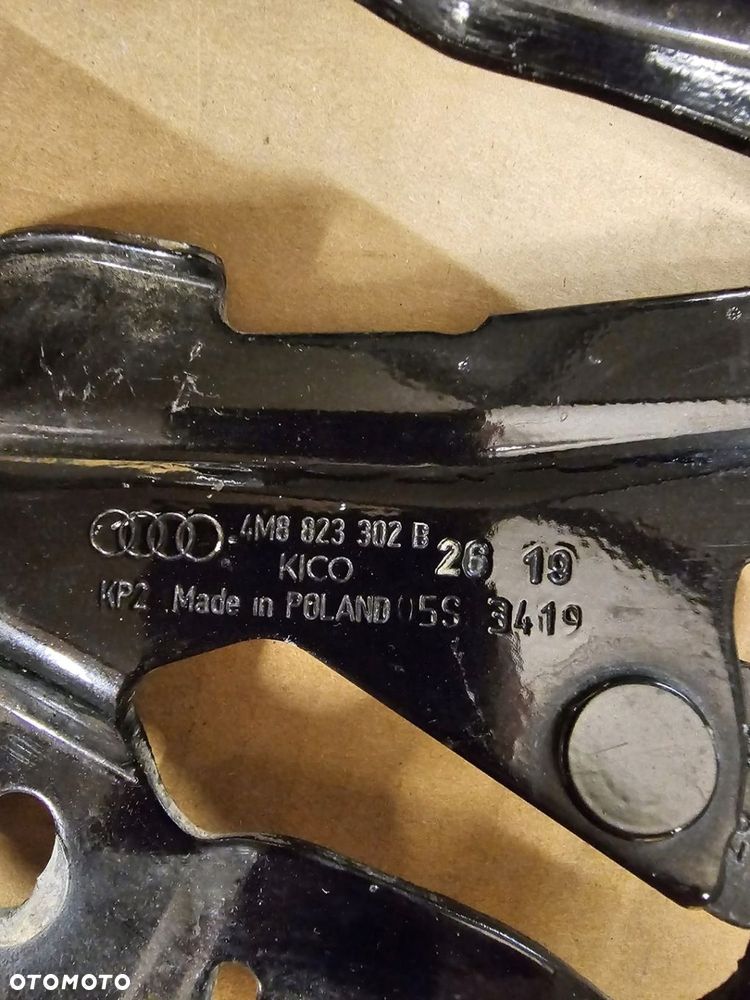 ZAWIAS MASKI PRAWY AUDI Q8 4M8823302D - 3