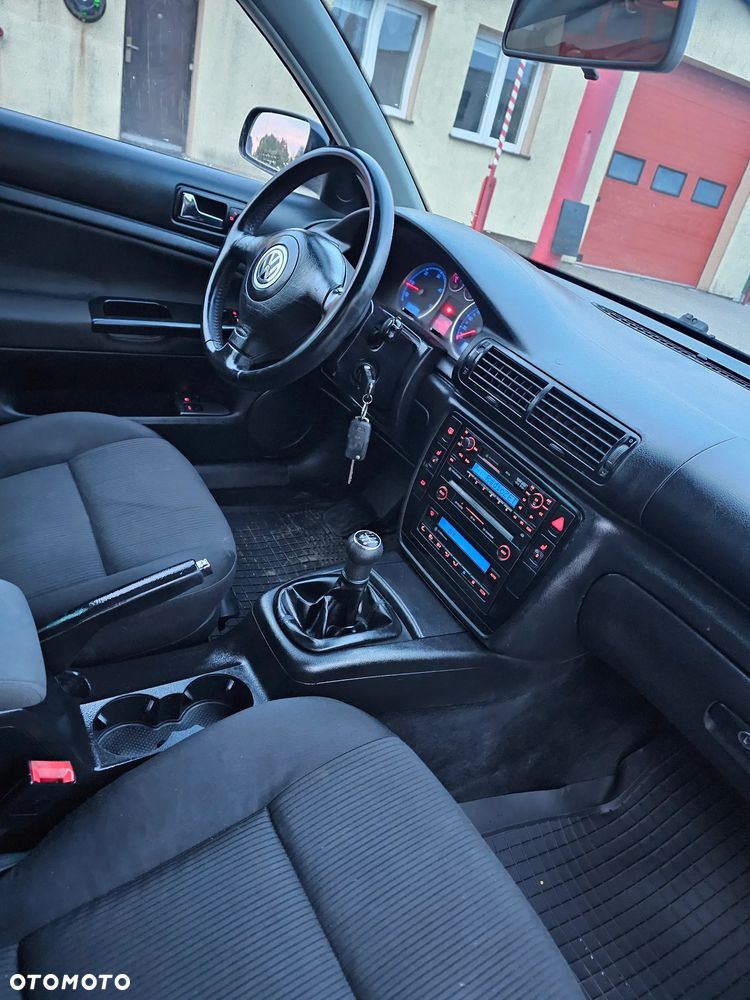Volkswagen Passat 1.9 TDI Comfortline Family - 28