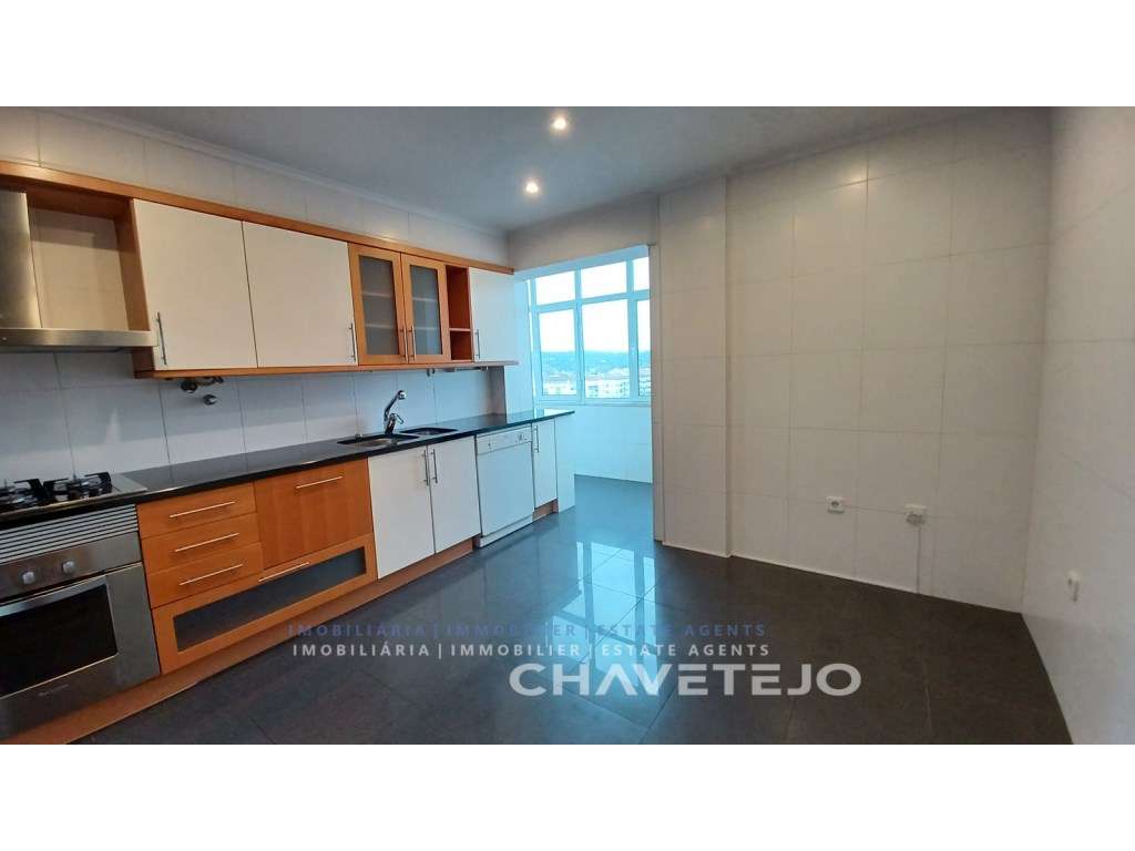 T4 com cozinha equipada na Alameda em Tomar - Disponível em Setembro - Grande imagem: 2/20