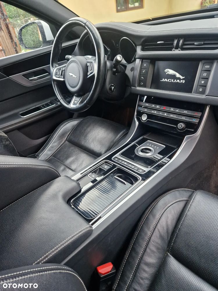 Jaguar XF 2.0 i4D R-Sport - 6