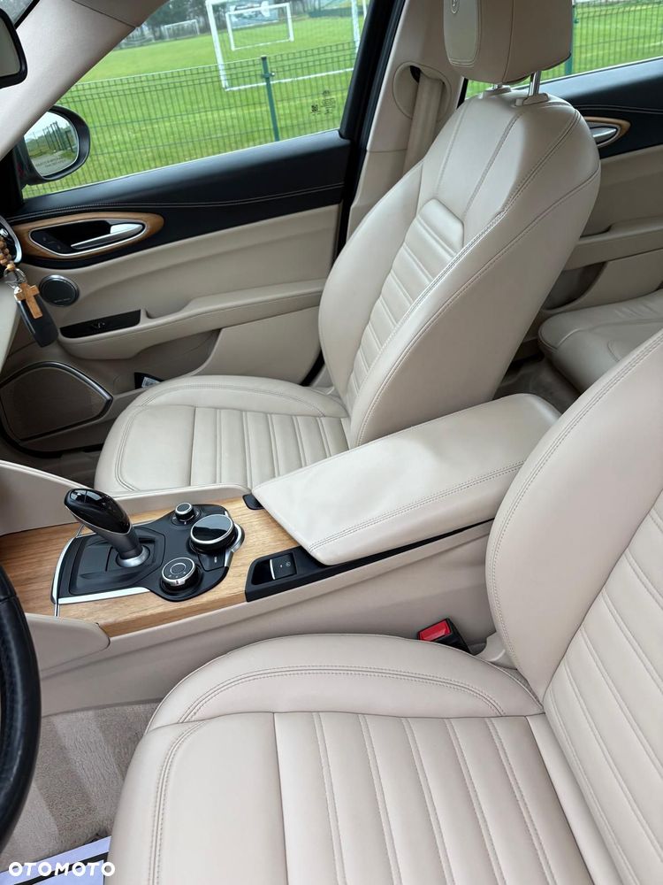 Alfa Romeo Giulia 2.0 Turbo 16V AT8-Q4 Ti - 12