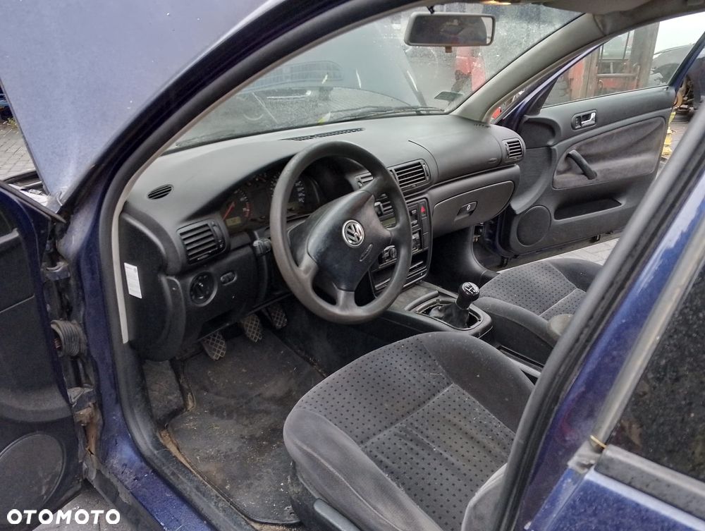 Volkswagen Passat B5 (97-00.) 1.6 B 100KM. Silnik AHL (ADP, ANA, ARM) Skrzynia DWG lakier LN5Y.Cały na części. GWARANCJA !!!  Przód Tył Zestaw Komplet Drzwi Klapa Zderzak Błotnik Maska Grill Atrapa Szyba Pas Lampa Lusterko Boczki Fotel Kanapa Kokpit Deska Rozdzielcza Przełącznik Włącznik Sterownik Przewody Wiązka Instalacja Moduł Komputer Czujnik Listwa Pompa Alternator Wtryski Głowica Rozrusznik Kompresor Sprzęgło Dwumas Silnik Skrzynia ABS Klimatyzacji Paliwa Wspomagania Kolektor Turbina Przepustnica Zawór Chłodnica Koło Hak Belka Sanki Zawieszenie Mcpherson Półoś Amortyzator Wydech Tłumik Zacisk Most - 11