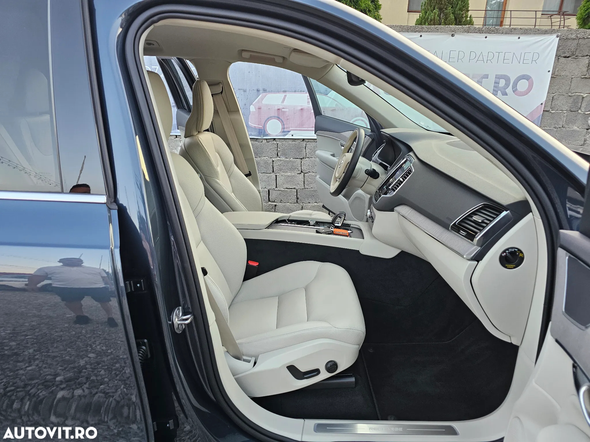 Volvo XC 90 T8 AWD Plug-in Hybrid Plus Dark - 27
