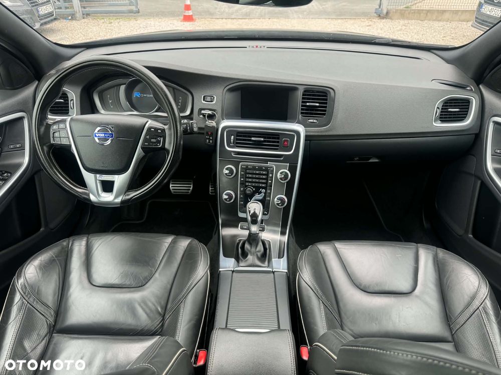 Volvo V60 D6 AWD Plug-in Hybrid R-Design Momentum - 27