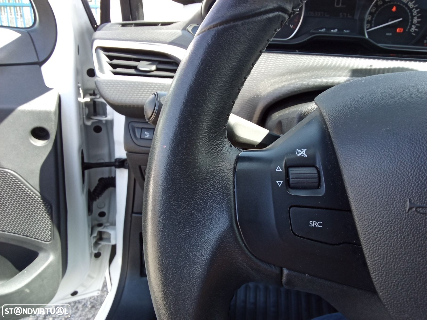 Peugeot 208 1.2 PureTech Signature - 17