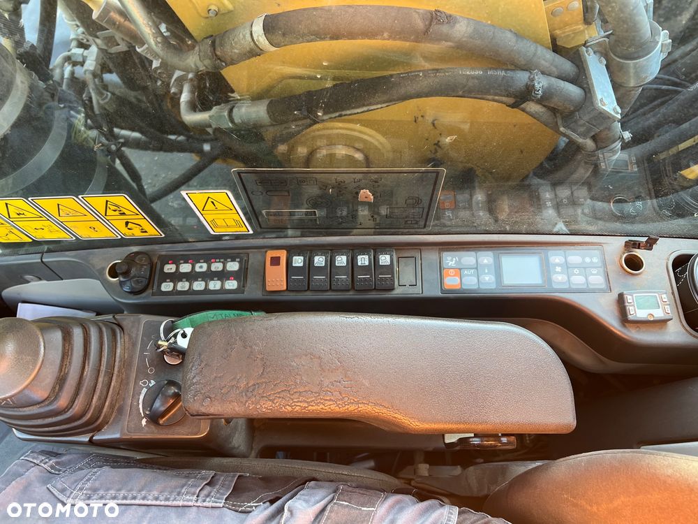 Caterpillar 318 D - 12