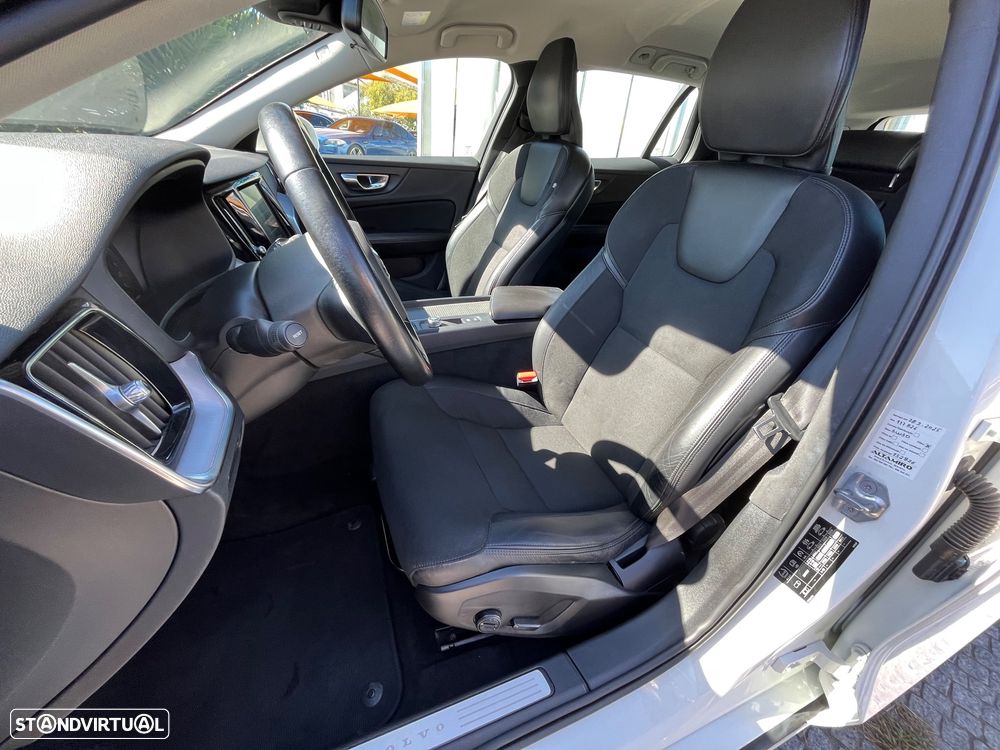 Volvo V60 2.0 D3 Momentum Plus - 27