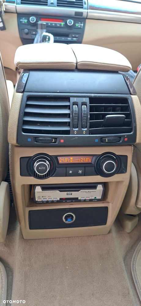 BMW X5 4.8i - 20