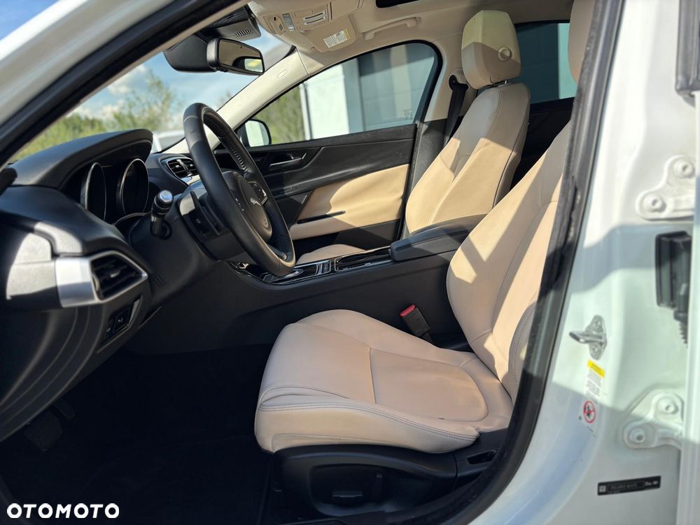 Jaguar XE 25t Prestige - 16