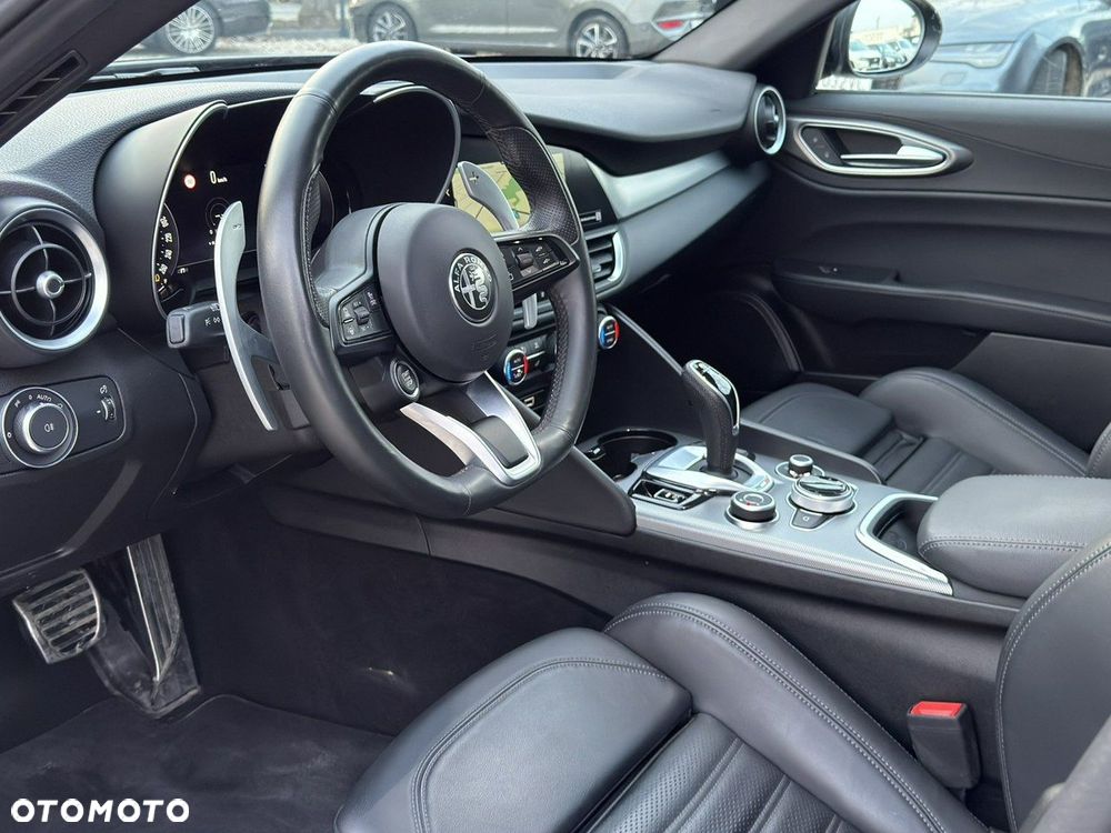 Alfa Romeo Giulia 2.0 Turbo 16V AT8-Q4 Veloce - 12
