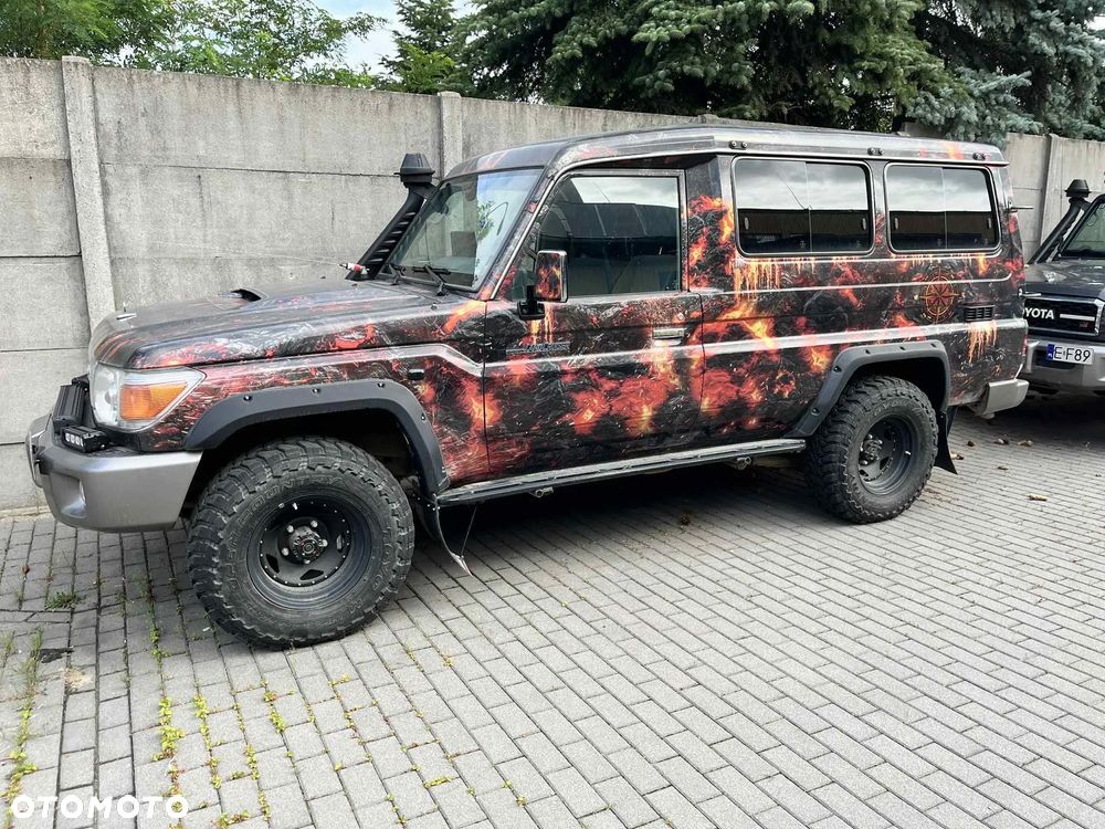 Toyota Land Cruiser - 1