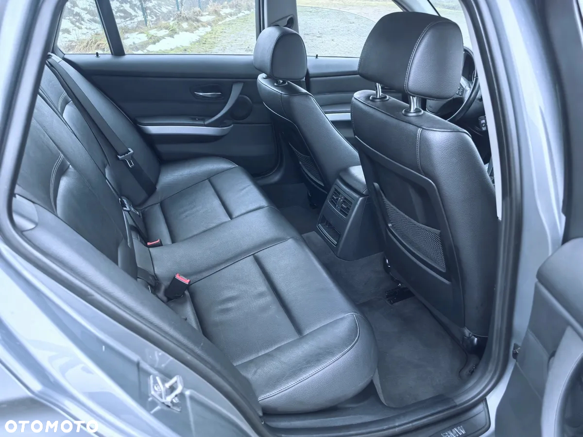 BMW Seria 3 318i Touring - 17