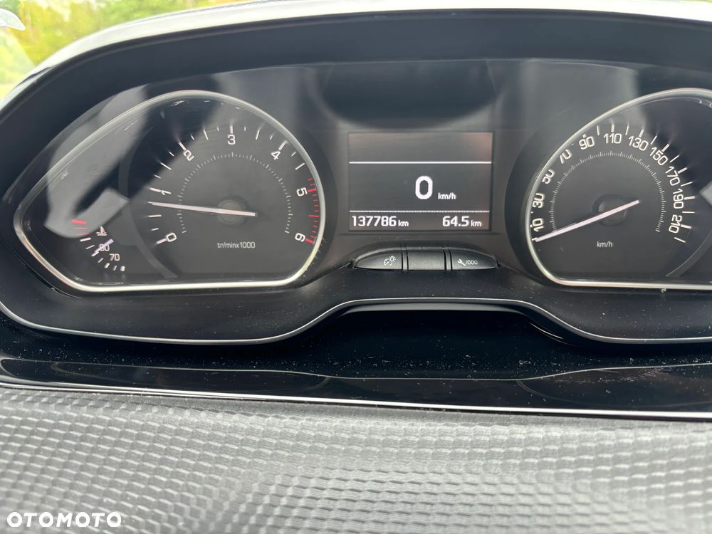 Peugeot 2008 1.6 BlueHDi Style S&S - 10