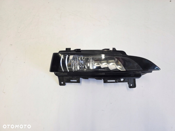 Halogen prawy przód SKODA Scala 657941700