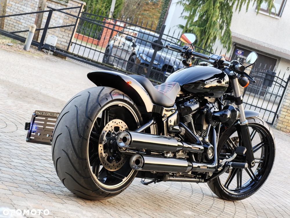 Harley-Davidson Softail Breakout - 20