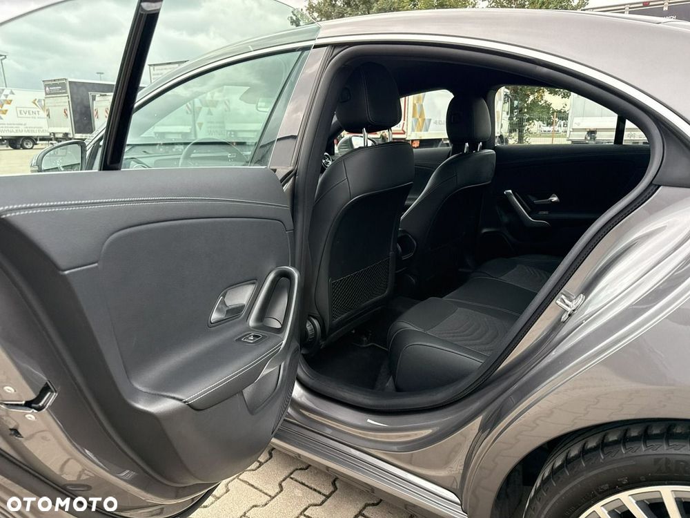 Mercedes-Benz CLA 180 7G-DCT Entry - 14