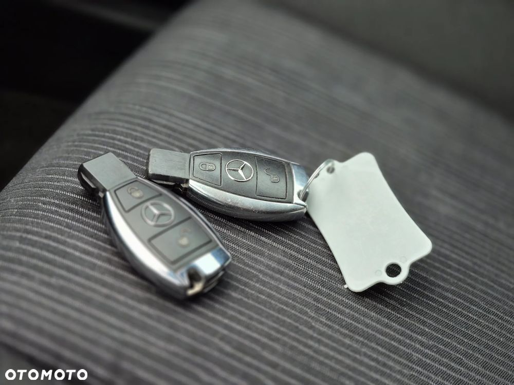 Mercedes-Benz Klasa C 220 T CDI DPF Automatik BlueEFFICIENCY Elegance - 22