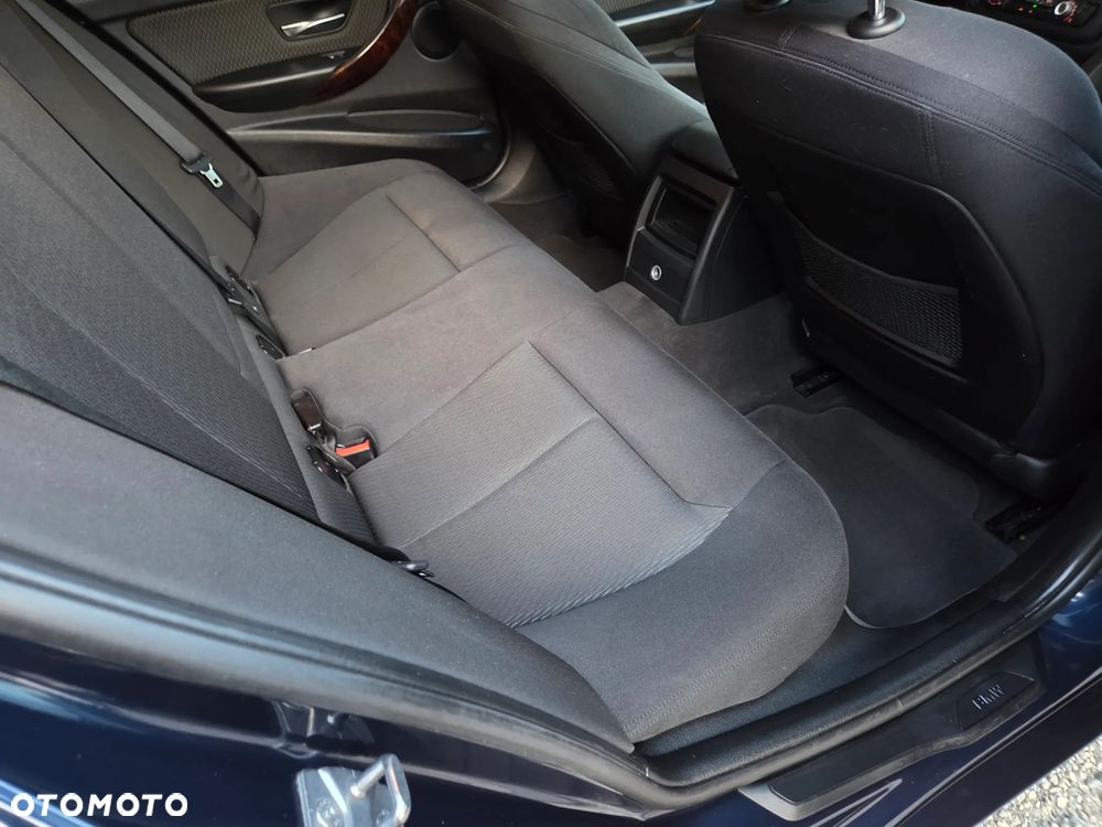 BMW Seria 3 318d Sport Line - 8