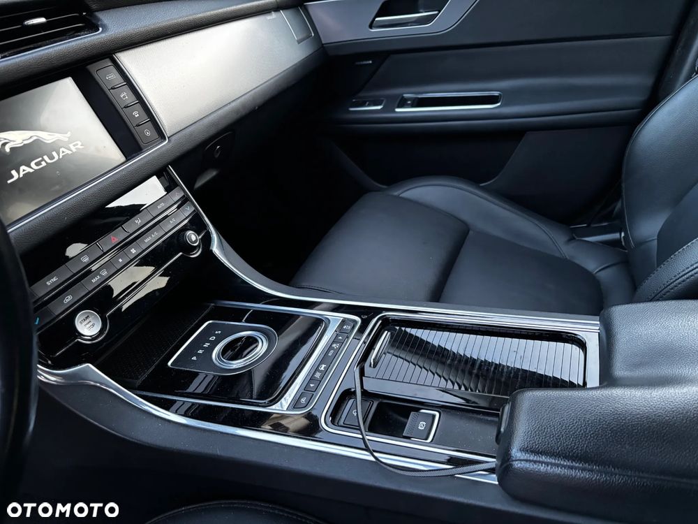 Jaguar XF 35t Prestige - 13