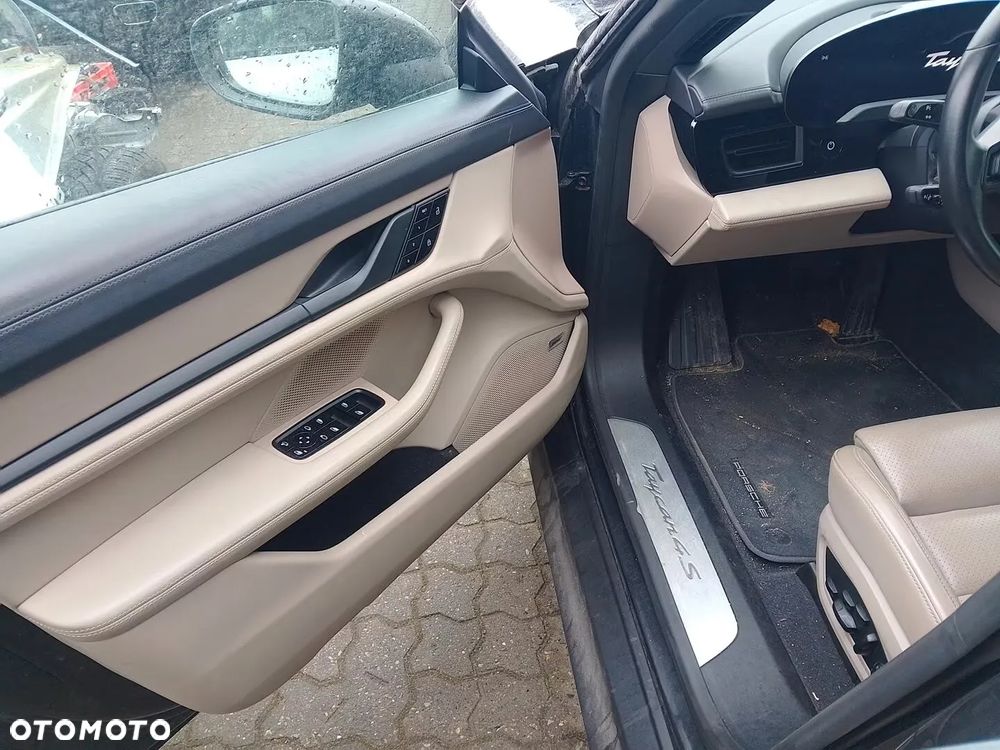 Porsche Taycan - 11