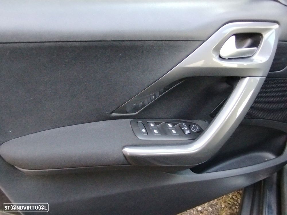 Peugeot 2008 1.2 PureTech Style - 21