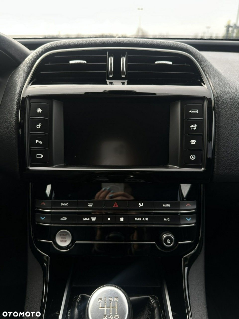 Jaguar XE - 15