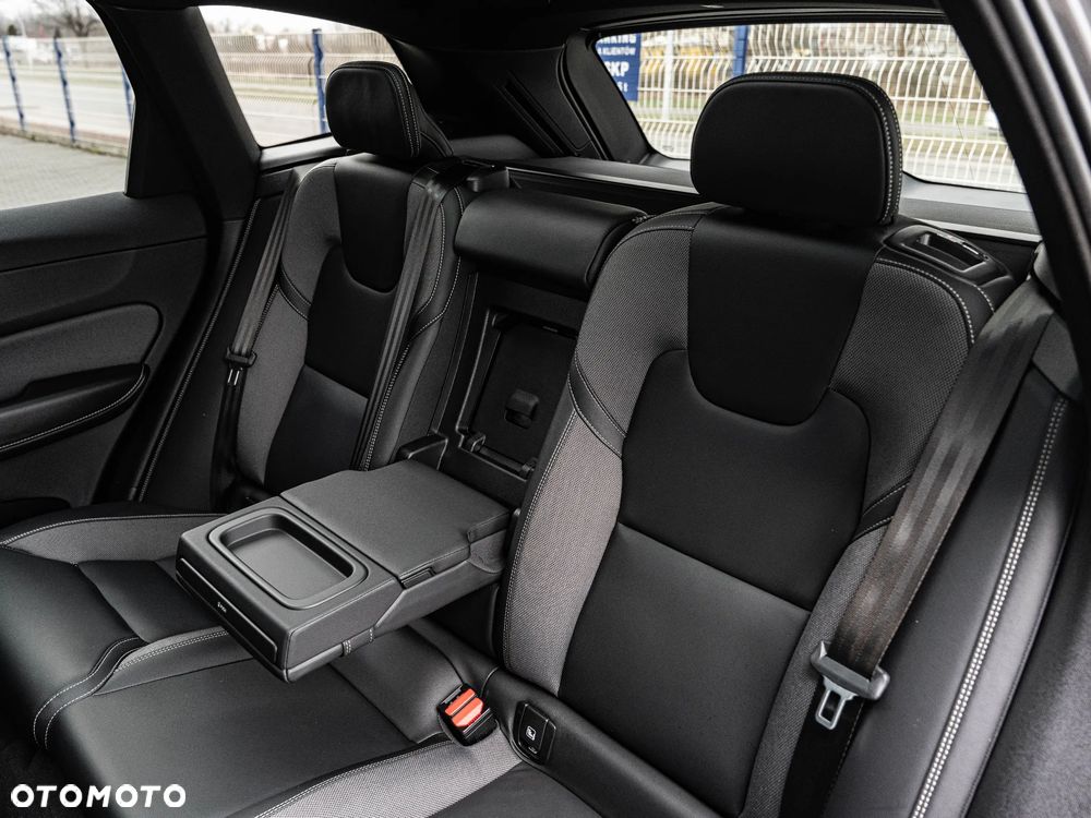 Volvo XC 60 T6 AWD Plug-In Hybrid R-Design - 35