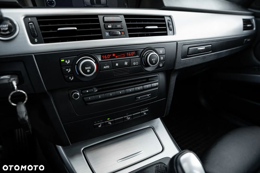 BMW Seria 3 325i xDrive Touring - 33