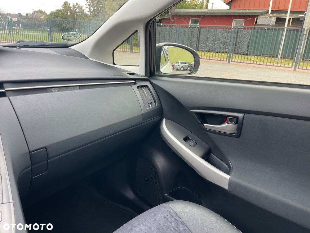 Toyota Prius 1.8 HSD Premium - 16