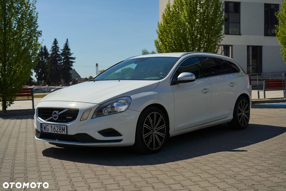 Volvo V60 D5 R-Design - 2
