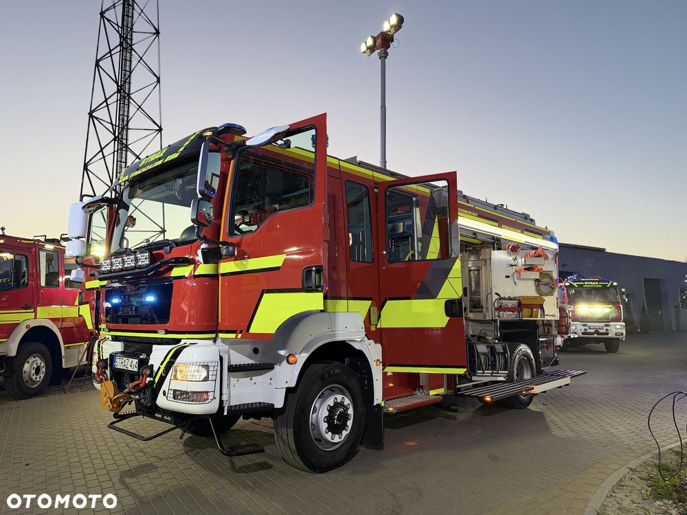MAN TGM 18.340 4x4 Straż pożarna pojazd pożarniczy wóz strażacki MAN TGM 18.340 4x4 średni terenowy- uterenowiony 4x4 CNBOP 3000l wody wyciągarka mechaniczna reduktor blokady przedniego i tylnego mostu, maszt oświetleniowy - 27