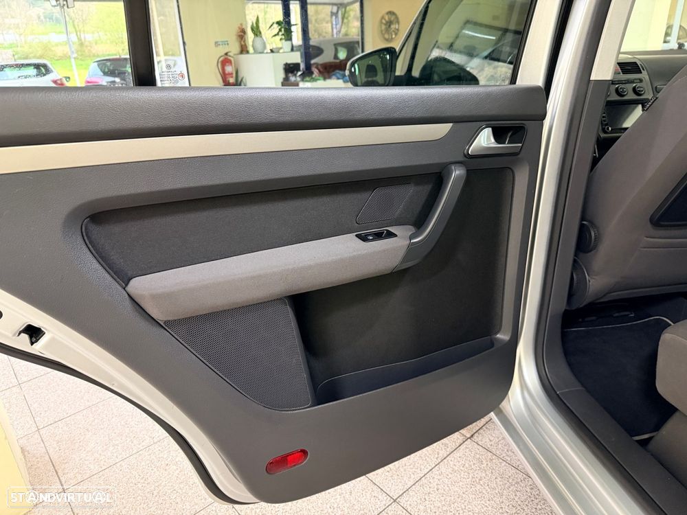 VW Touran 2.0 TDI Highline 7L - 32