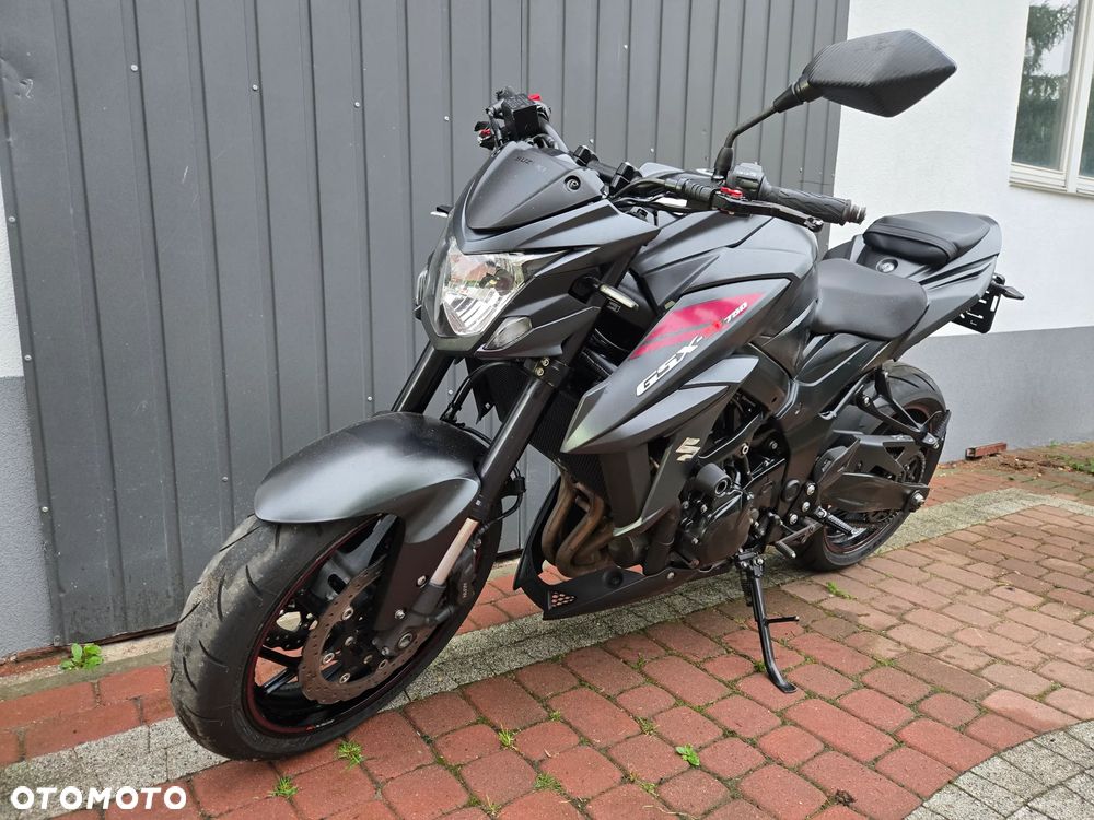 Suzuki GSX - 6