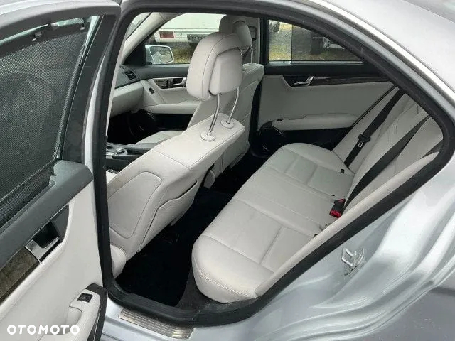 Mercedes-Benz Klasa C 250 CGI BlueEff Elegance - 15