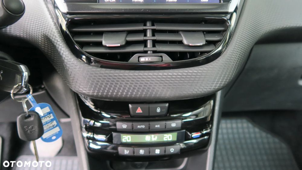 Peugeot 2008 1.2 Pure Tech Style S&S EAT6 - 23